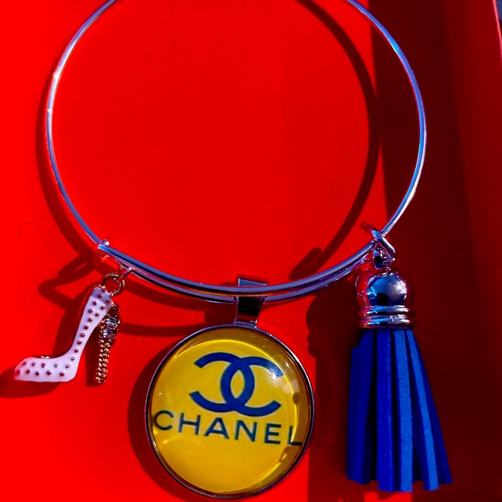 C me in Blue, Yellow Bangle